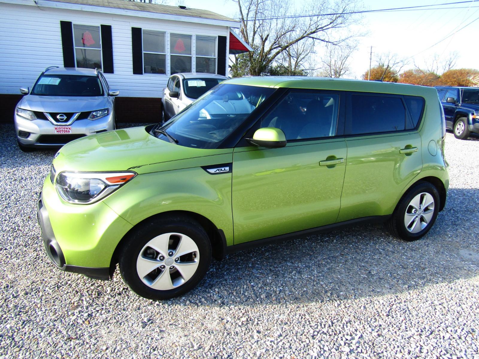 2015 Green Kia Soul (KNDJN2A26F7) , Automatic transmission, located at 15016 S Hwy 231, Midland City, AL, 36350, (334) 983-3001, 31.306210, -85.495277 - Photo #2